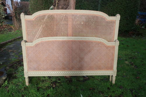 Kingsize cane bed