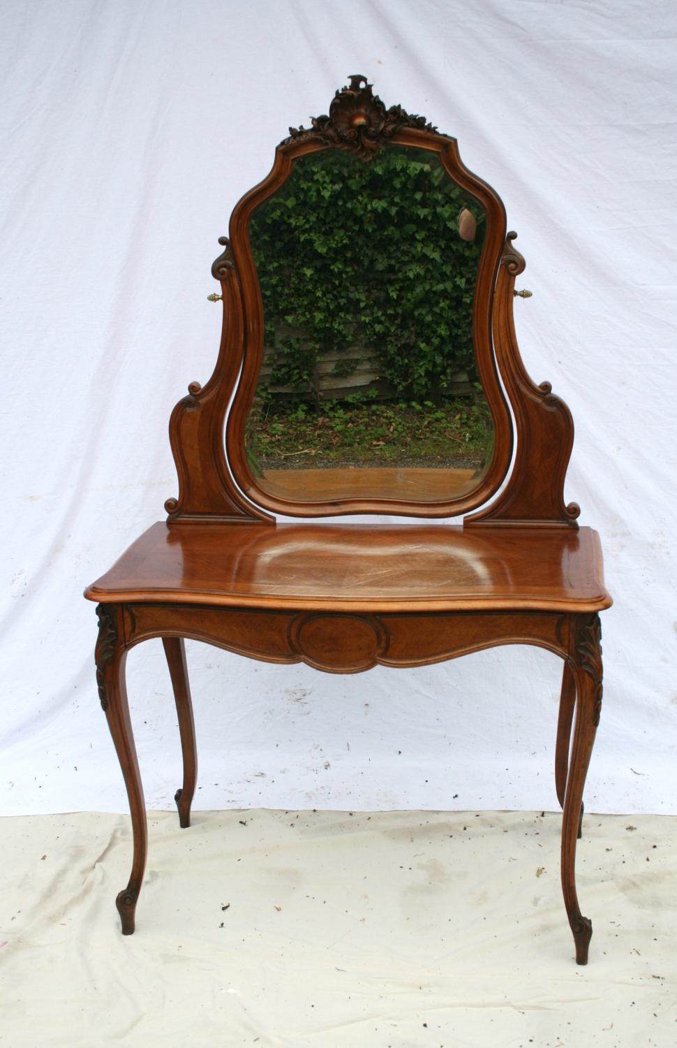 Pretty french dressing table
