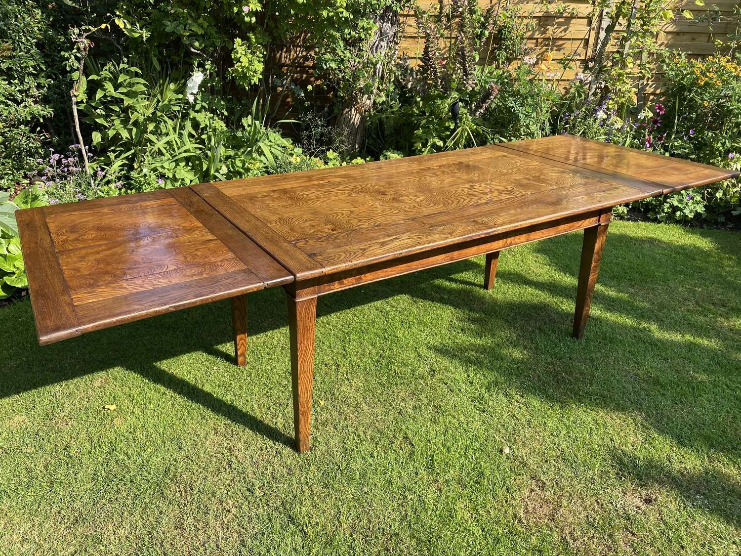Large extending country table
