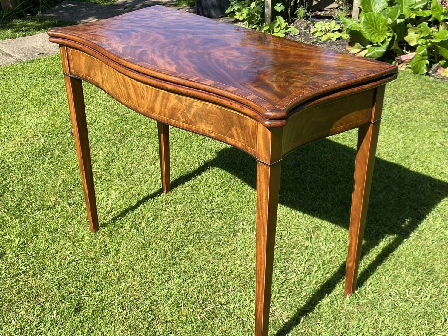18th Century Serpentine fronted card table in mahogany