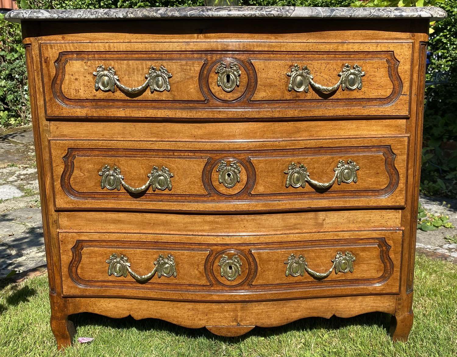 Small 18th Century serpentine fronted commode in walnut