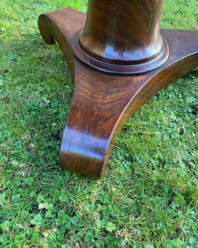 Flame mahogany Gueridon or centre table