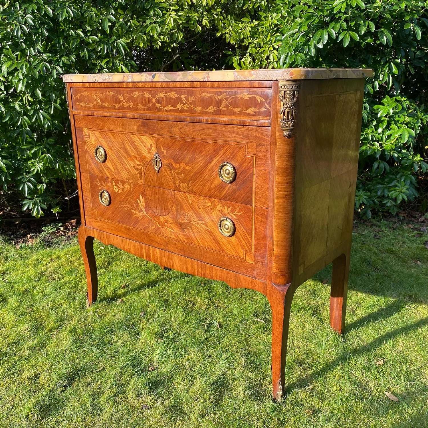 Small inlaid commode with Breche d’Alep marble