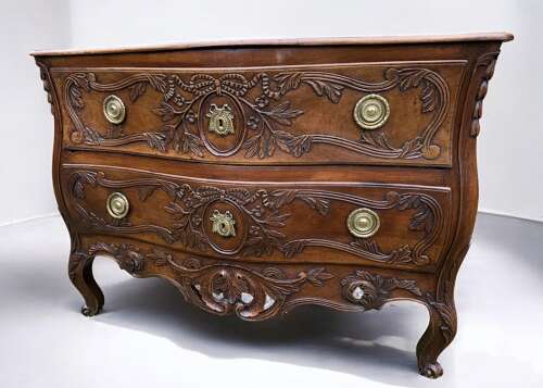 Mid 18th Century Provençal commode in walnut
