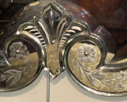Pretty, shaped Venetian mirror