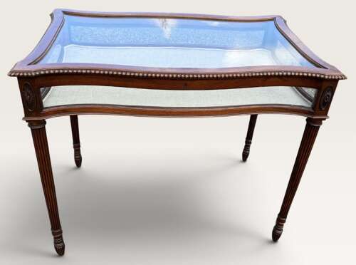 Serpentine shaped bijouterie table