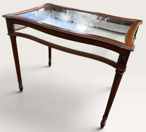 Serpentine shaped bijouterie table
