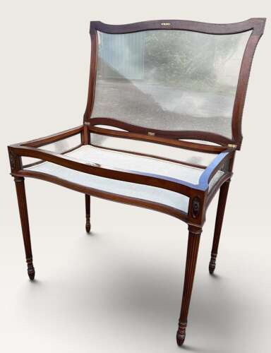 Serpentine shaped bijouterie table