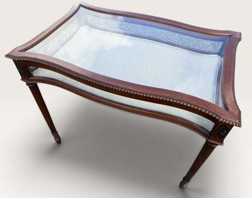 Serpentine shaped bijouterie table