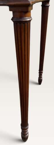 Serpentine shaped bijouterie table