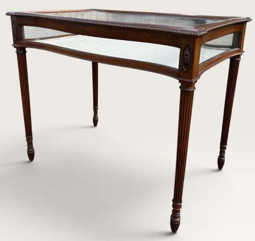 Serpentine shaped bijouterie table