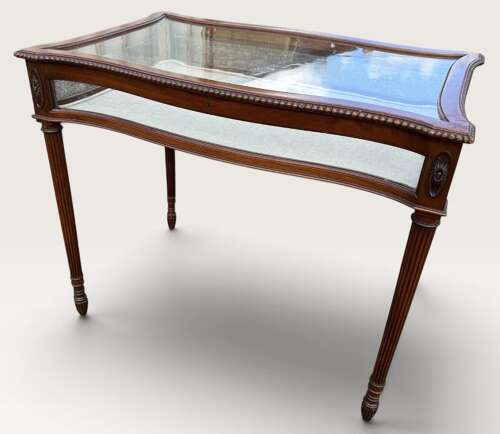 Serpentine shaped bijouterie table